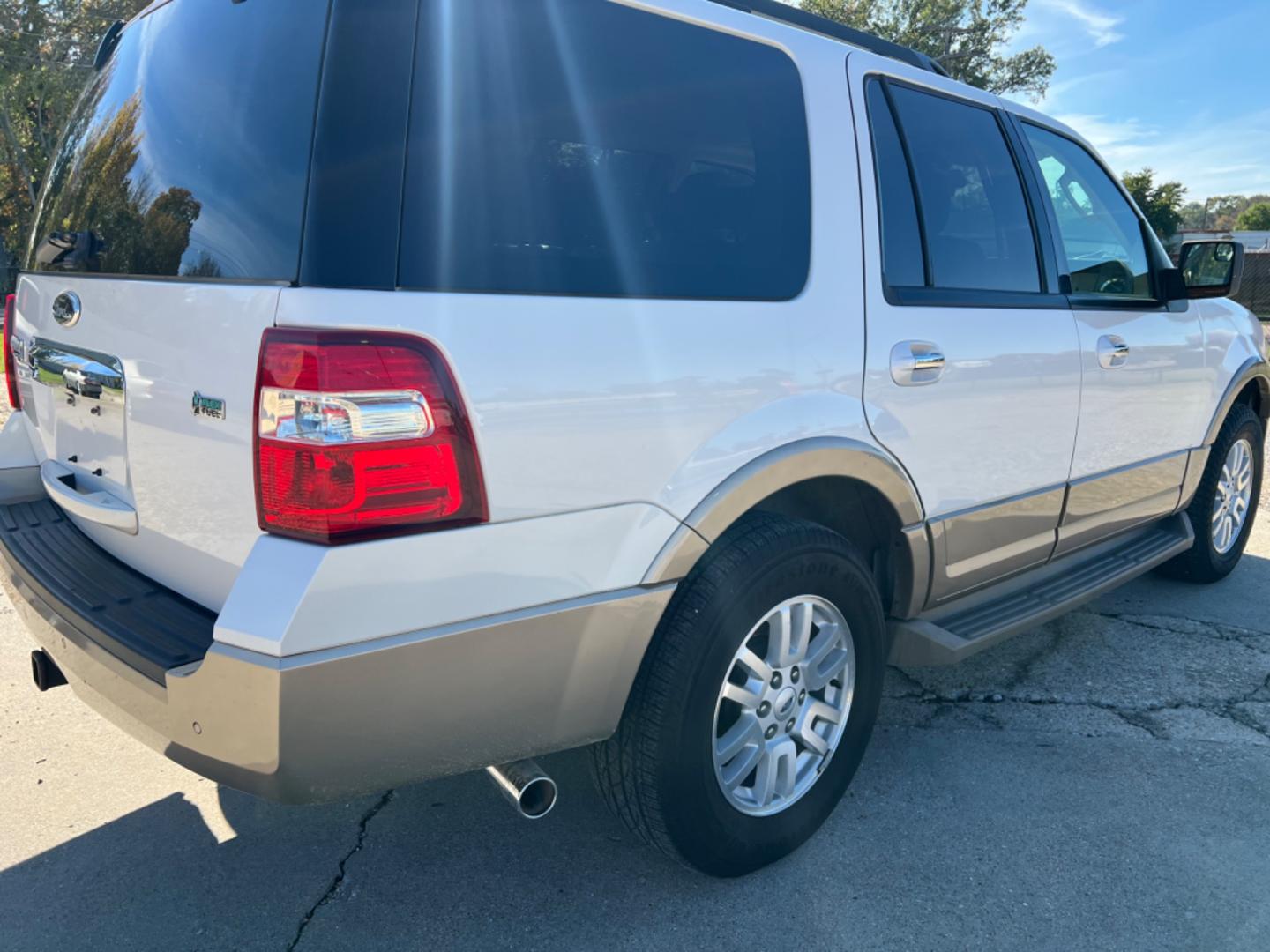 2013 White /Tan Ford Expedition XLT W/Leather (1FMJU1H58DE) with an 5.4 V8 engine, Automatic transmission, located at 4520 Airline Hwy, Baton Rouge, LA, 70805, (225) 357-1497, 30.509325, -91.145432 - 2013 Ford Expedition XLT 146K Miles, 5.4 V8, Leather Seats, 7 Passenger Seating, Sunroof, Power Windows, Locks, Mirrors & Seat, Cold A/C, Tow Pkg. NO IN HOUSE FINANCING. FOR INFO PLEASE CONTACT JEFF AT 225 357-1497 CHECK OUT OUR A+ RATING WITH THE BETTER BUSINESS BUREAU WE HAVE BEEN A FAMILY OWNED A - Photo#5